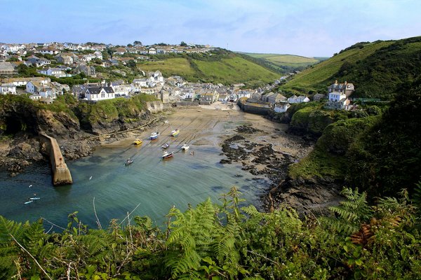 What features should you look for in a holiday rental in Cornwall for attending sandcastle competitions?