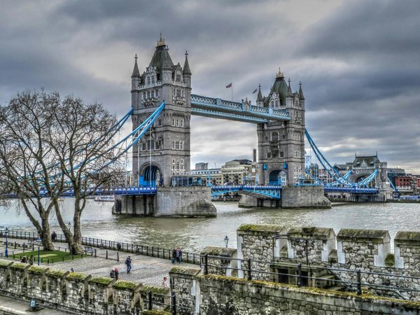How can visitors save money on entry fees to the Tower of London?